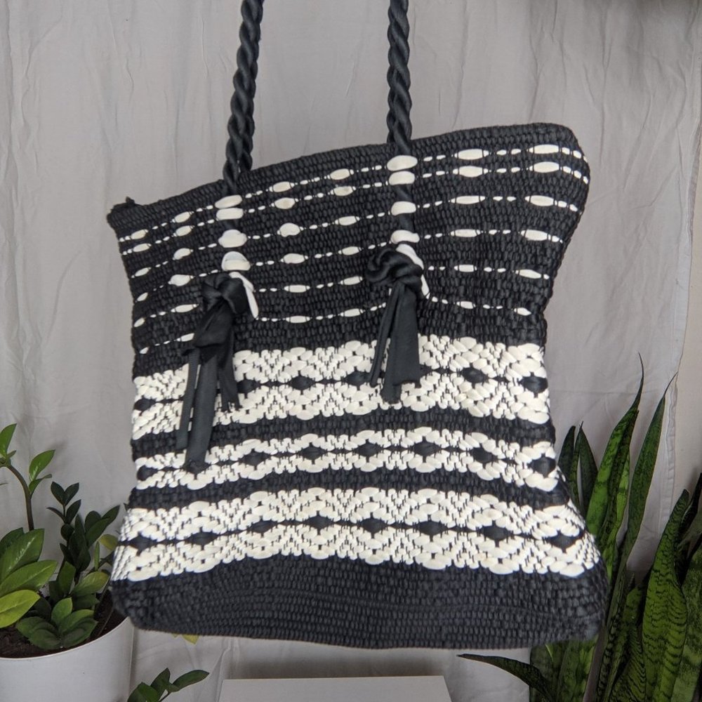 Black and white crochet shoulder bag. - Picture 4 of 5